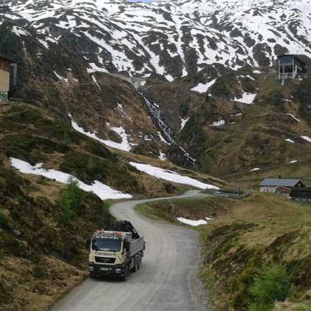 LKW auf einer Bergstraße im alpinen Gelände