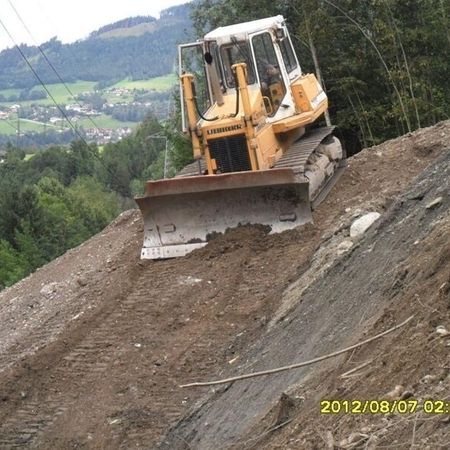 Planierraupe bei Arbeiten an einem Hang