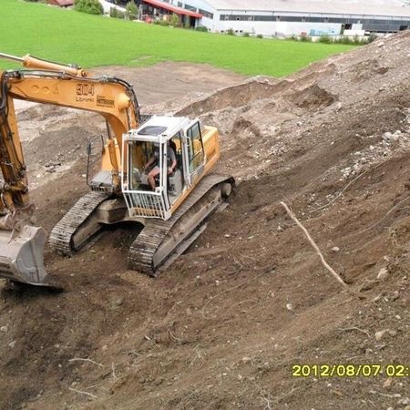 Bagger bei Erdarbeiten auf einem offenen Areal