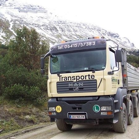 LKW der Firma Hettegger Transporte im alpinen Gelände