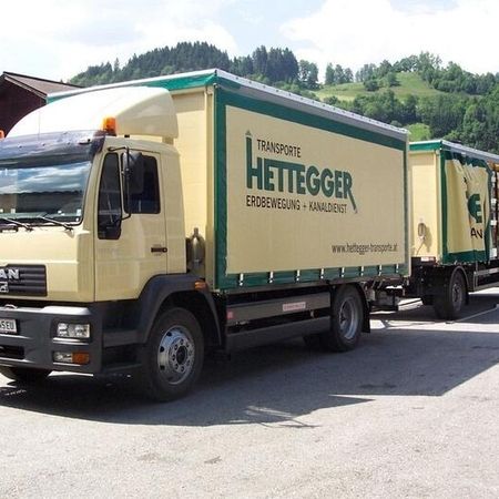 LKW mit Aufschrift Hettegger Entsorgung GmbH vor Betriebsgebäude