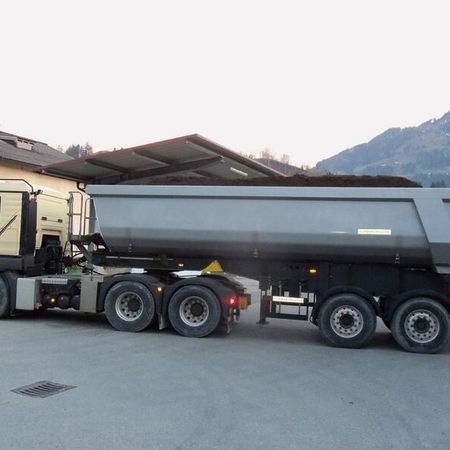 LKW mit Anhänger auf Betriebsgelände der Firma Hettegger