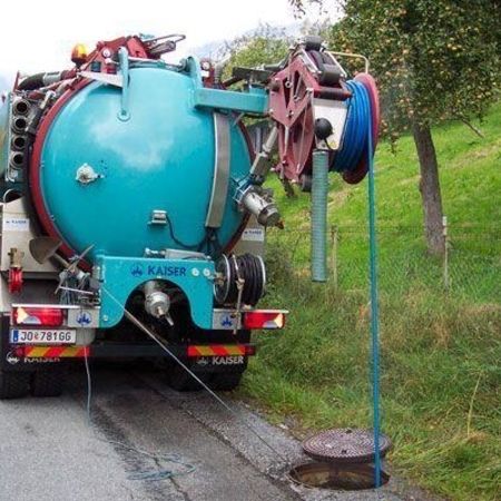 Tankfahrzeug von Hettegger für Kanalreinigung im Einsatz