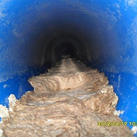 Ablagerungen und Verstopfung in einem Kanalrohr vor der Reinigung