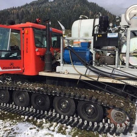 Spezialfahrzeug auf Kettenfahrwerk für Kanalreinigung im Wintereinsatz