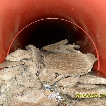 Ablagerungen und Verstopfung in einem Kanalrohr vor der Reinigung
