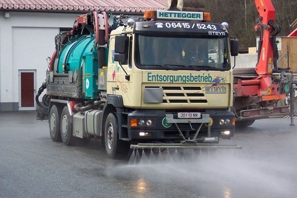Reinigungsfahrzeug von Hettegger bei Straßenreinigung im Einsatz