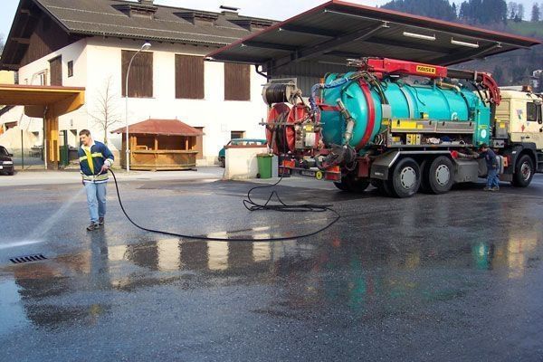 Mitarbeiter von Hettegger bei Straßenreinigung mit Tankfahrzeug"