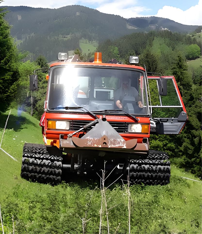 Fahrzeug von Hettegger Transporte bei Arbeiten im Gelände